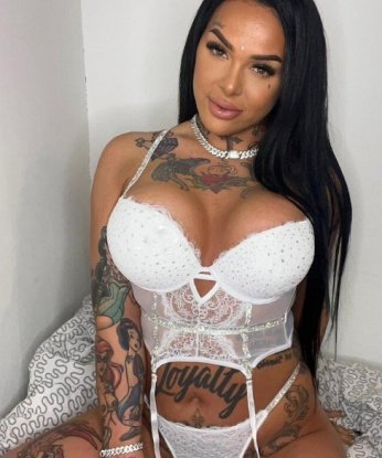 Мои нежные руки и горячее тело готовы окунуть тебя в мир незабываемых ощущений. Мои услуги полны страсти и разнообразия: классический и эротический массаж, французский минет, а также игры в ролевые костюмы и многое другое. У меня есть отличные отзывы, подтверждающие мою профессиональность и желание удовлетворить тебя полностью. Смотри мои фото, чтобы узнать обо мне больше. Я жду тебя в Москве, чтобы привнести в твою жизнь немного приятного безумия. 🌟 3560, 23 года